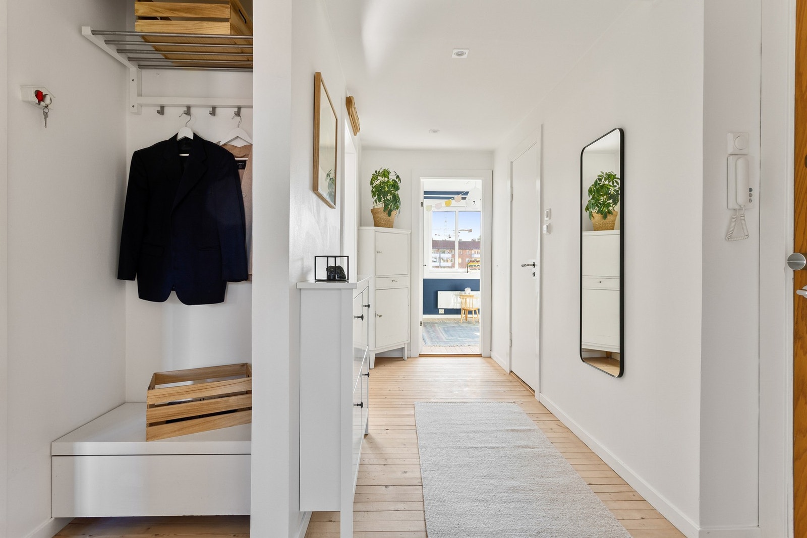 Her blir du møtt av en lys og innbydende entré som gir et godt førsteinntrykk av leiligheten. Galleribilde