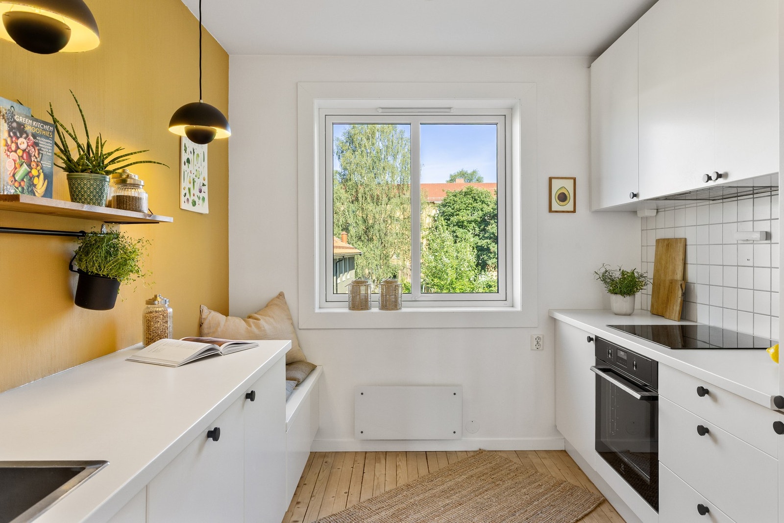 Kjøkkeninnredningen har malte glatte fronter og laminat benkeplate med nedfelt oppvaskkum og nedfelt koketopp. Galleribilde