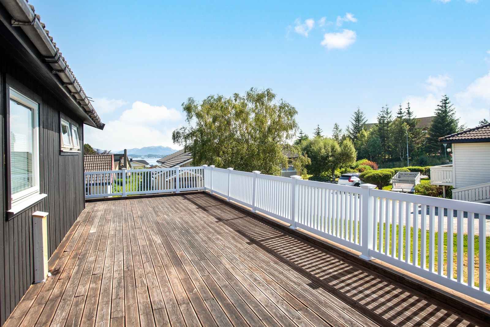 Terrasse utenfor stuen måler ca 56 kvm. Nytt PVC-rekkverk montert i 2023. Galleribilde