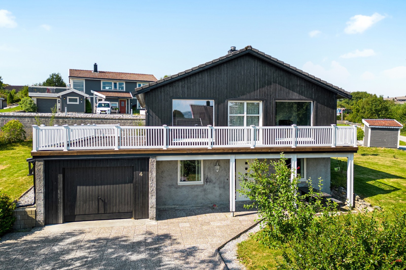 Eneboligen har en praktisk planløsning over to etasjer og med garasje etablert i sokkelen. Galleribilde