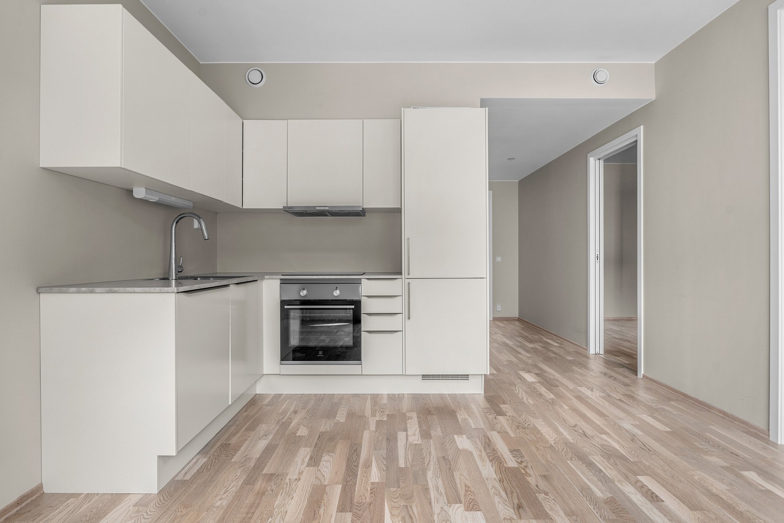 Integrert oppvaskmaskin, kjøleskap og komfyr. Galleribilde