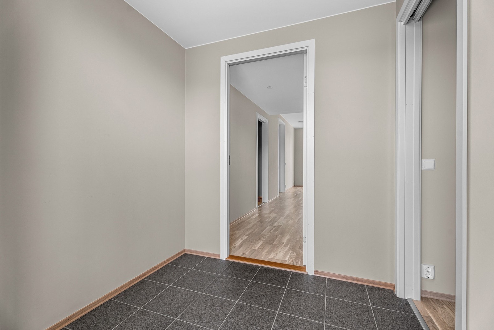 Videre inn kommer man til åpen stue/kjøkken løsning. Galleribilde