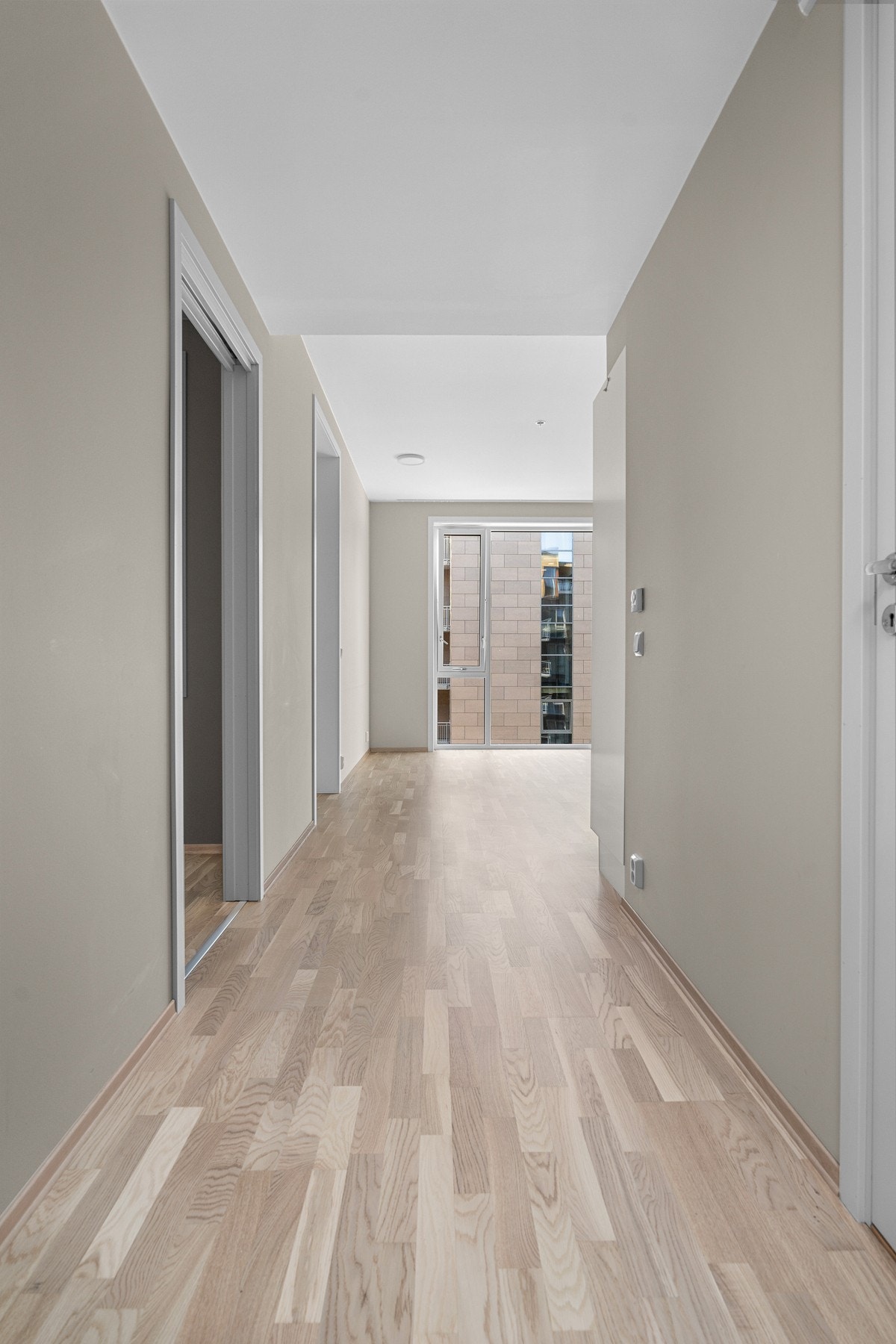 Bad inn dør til høyre. Soverom inn til venstre. Galleribilde