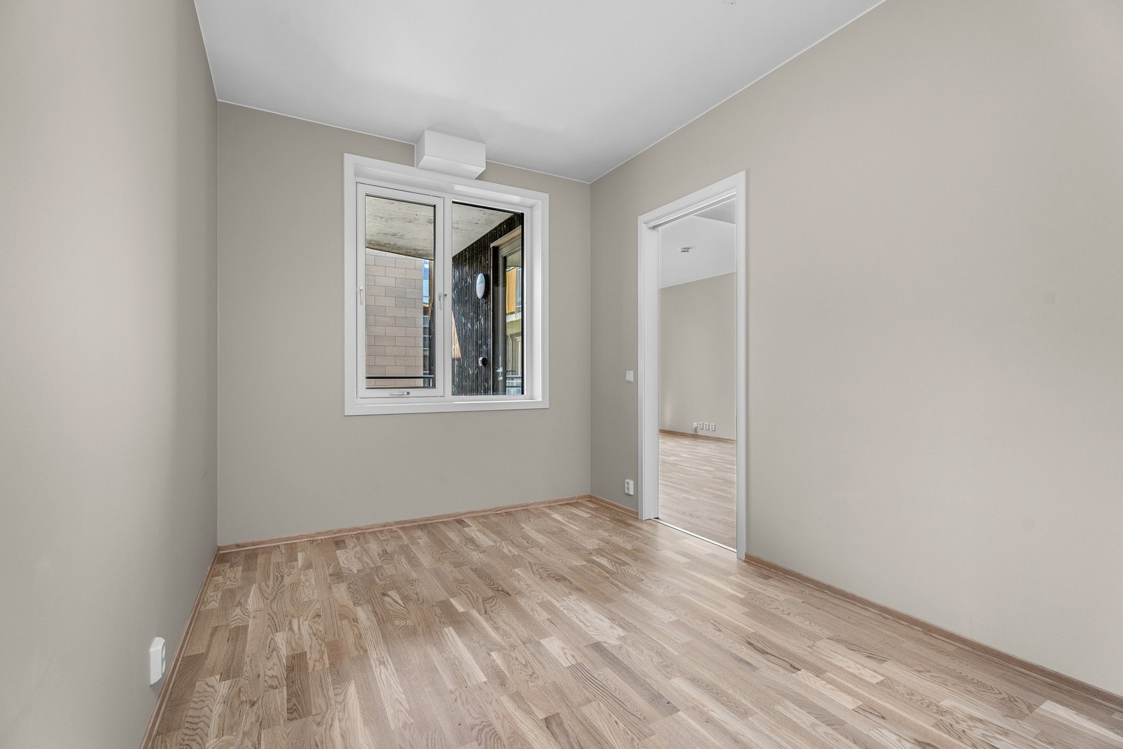 Soverom i tilknytning til kjøkken og stue. Soverommet er på ca. 10 kvm. Galleribilde