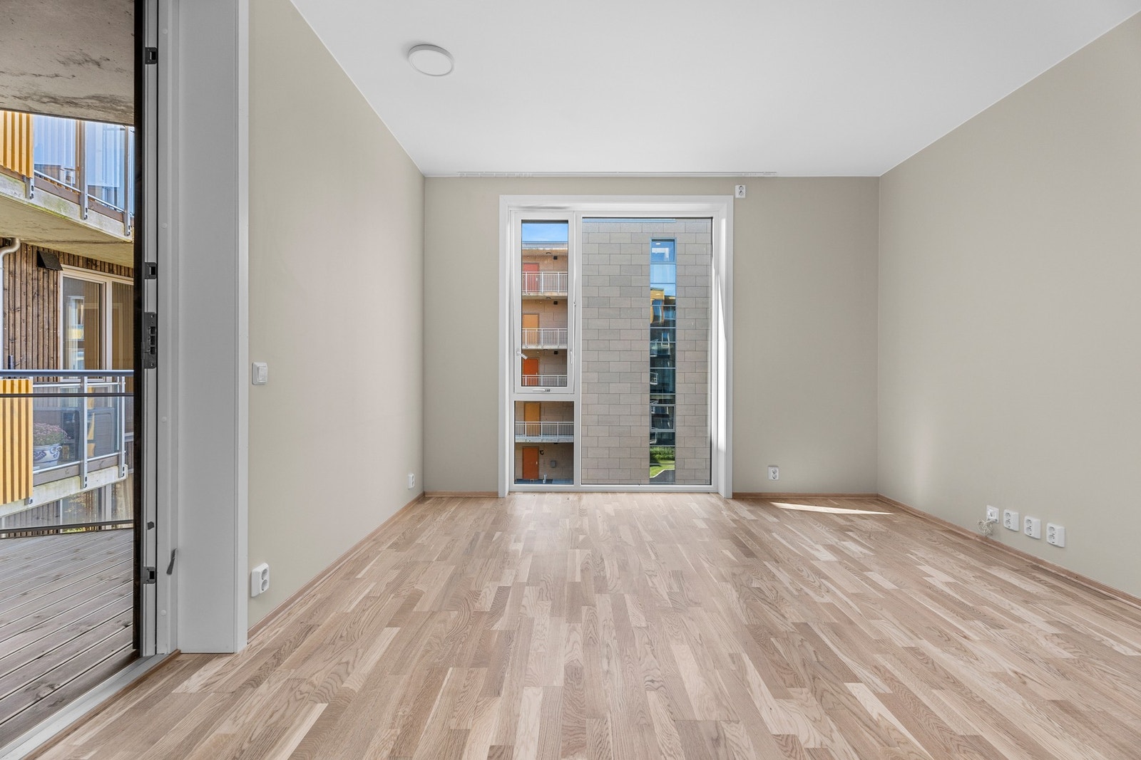 Vannbåren gulvvarme. Store vindusflater som gir mye lysinnslipp. Galleribilde