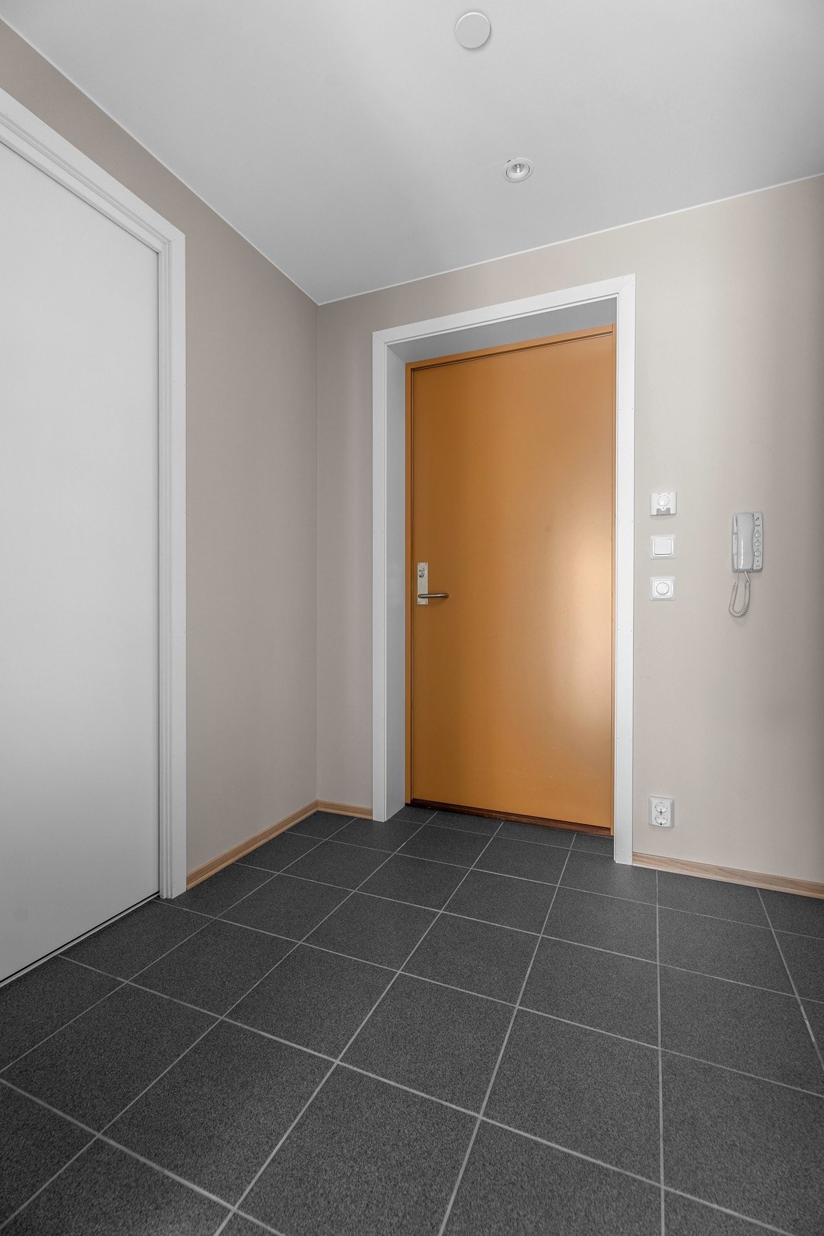 Inngangsparti med plass til ytterklær og sko. Galleribilde