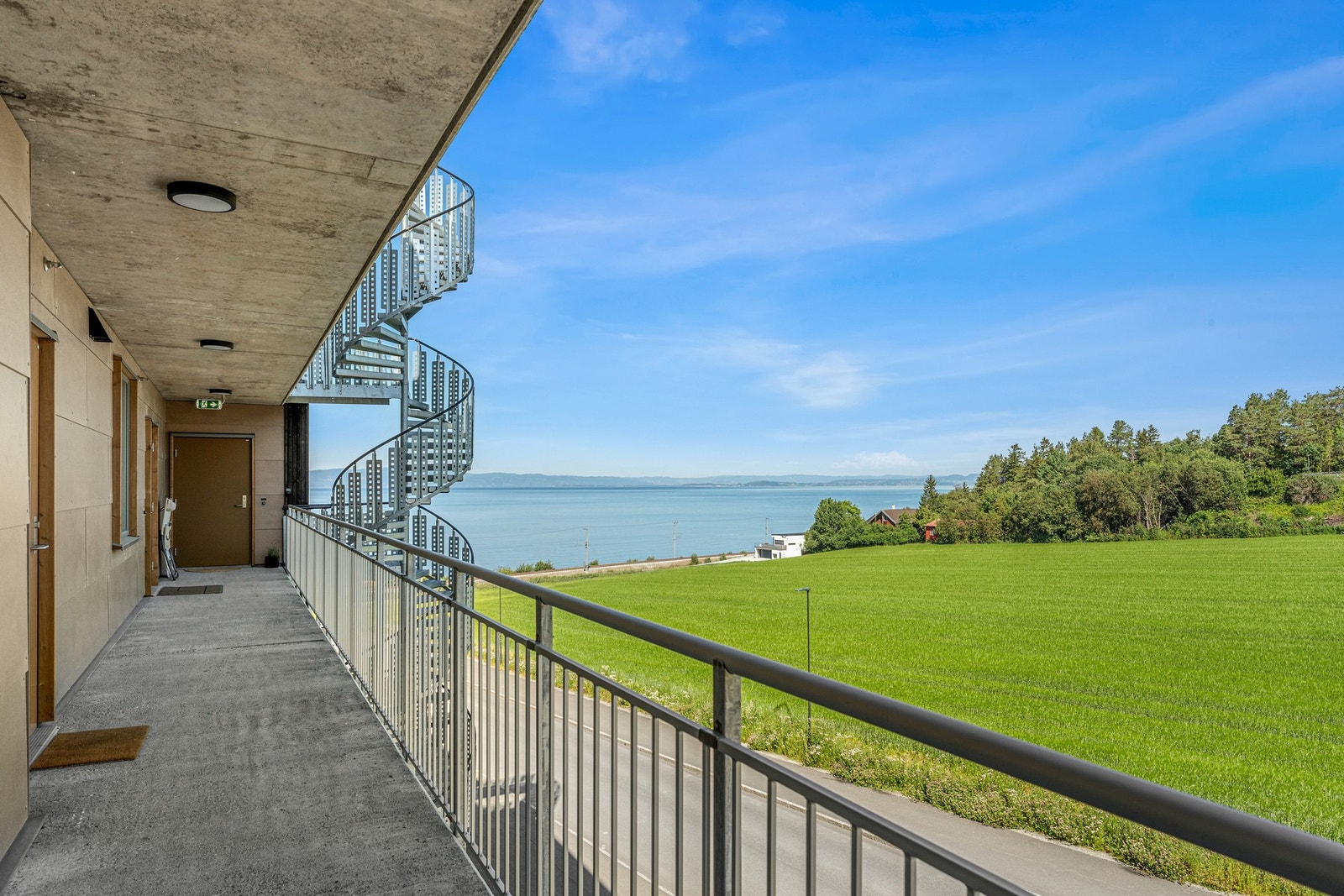 Landlige omgivelser helt nede ved sjøen. Kort vei til Trondheim sentrum med bil. Galleribilde