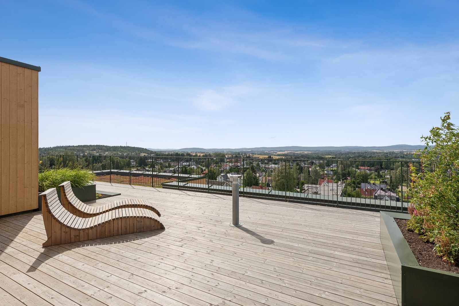 Sameiet har felles takterrasse med flere solsenger. Galleribilde