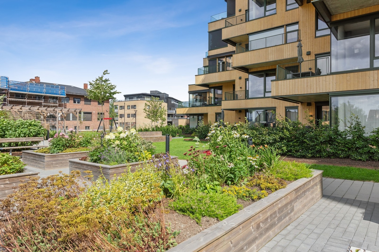 Sameiet har pent opparbeidede utearealer med blomster og andre beplantninger. Galleribilde