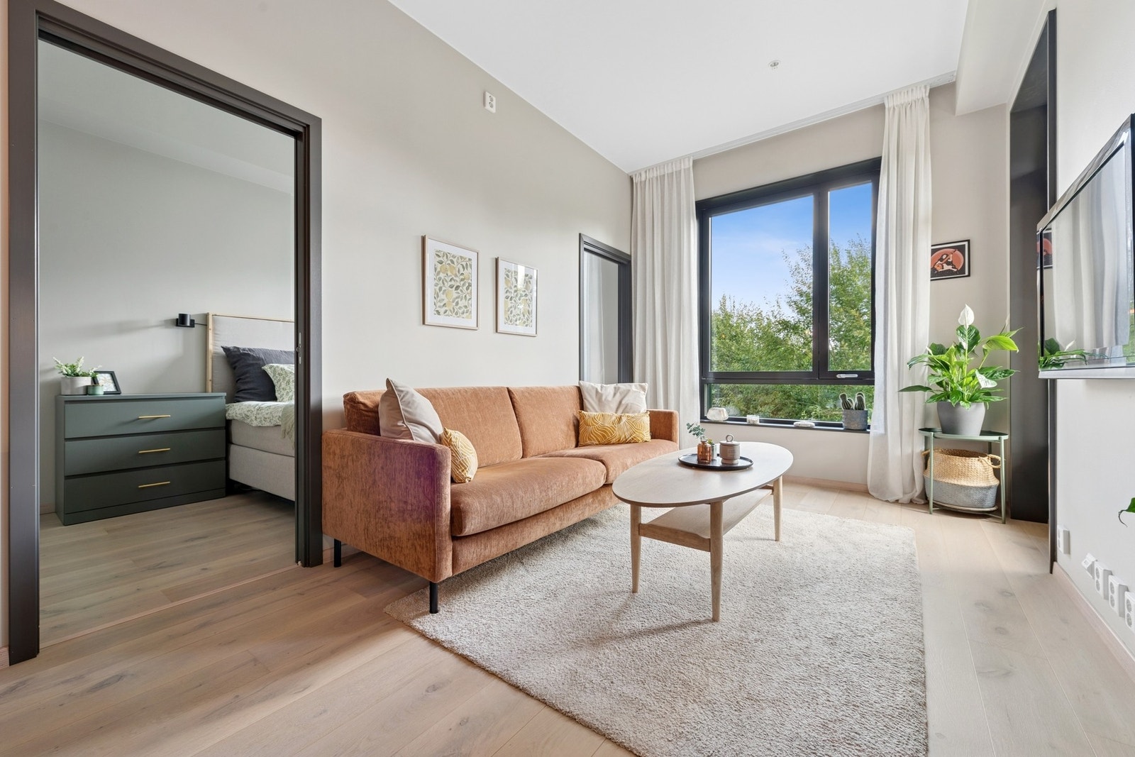 Her er det god plass til både sofagruppe og spiseplass, noe som gjør stuen til et naturlig samlingspunkt for både hverdag og selskap. Galleribilde