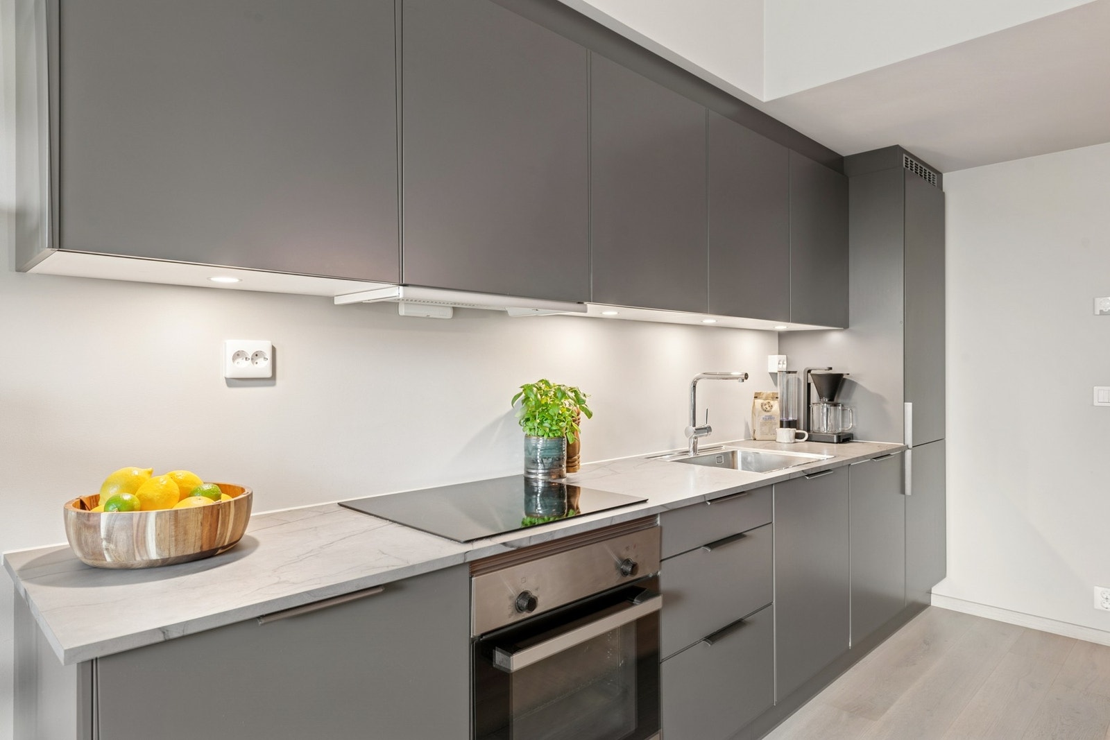 Kjøkkeninnredningen fra Sigdal har slette fronter og godt med både skap- og benkeplass. Galleribilde