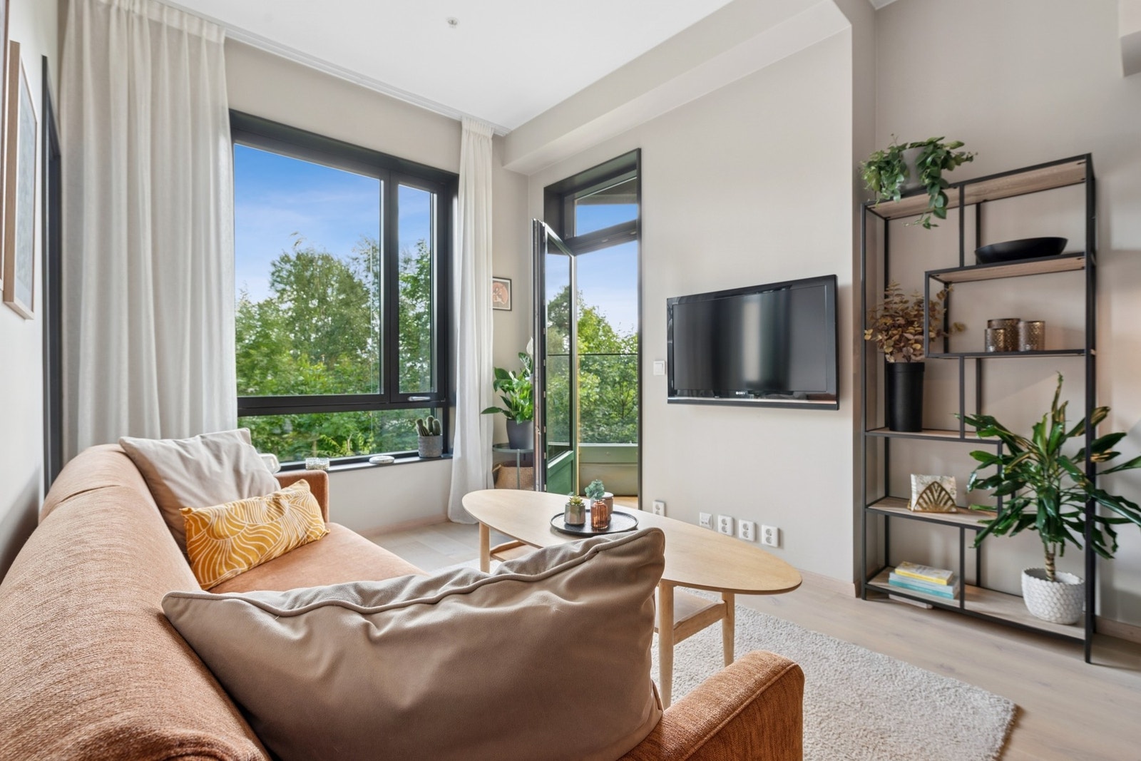 Fra stuen følger utgang til en flott, usjenert balkong med plass til sittemøblement. Galleribilde