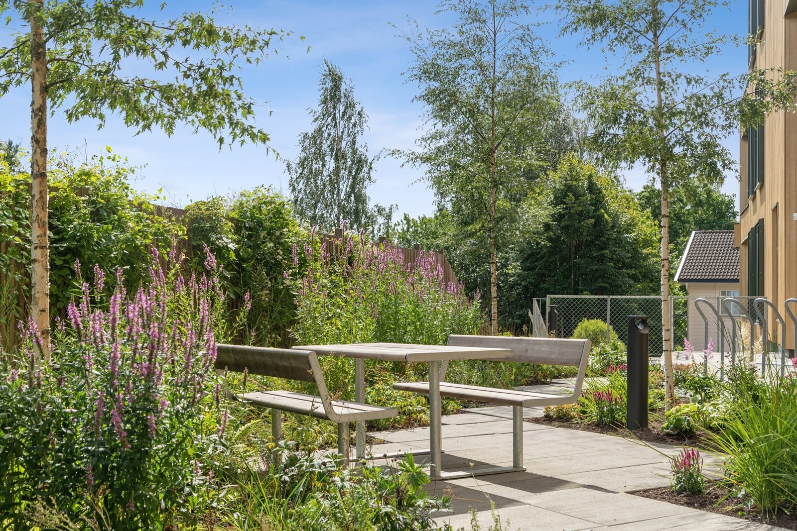 Det er godt med sittebenker rundt i fellesområdene. Galleribilde