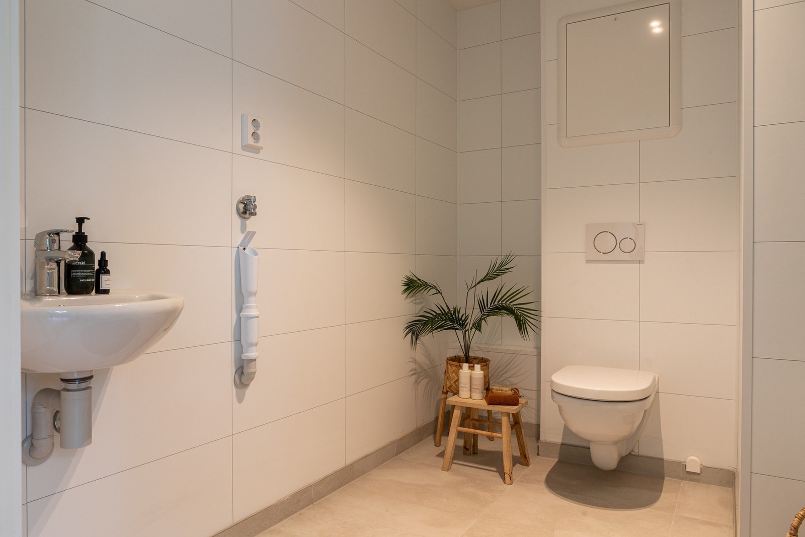 Pent, flislagt baderom av god størrelse. Galleribilde