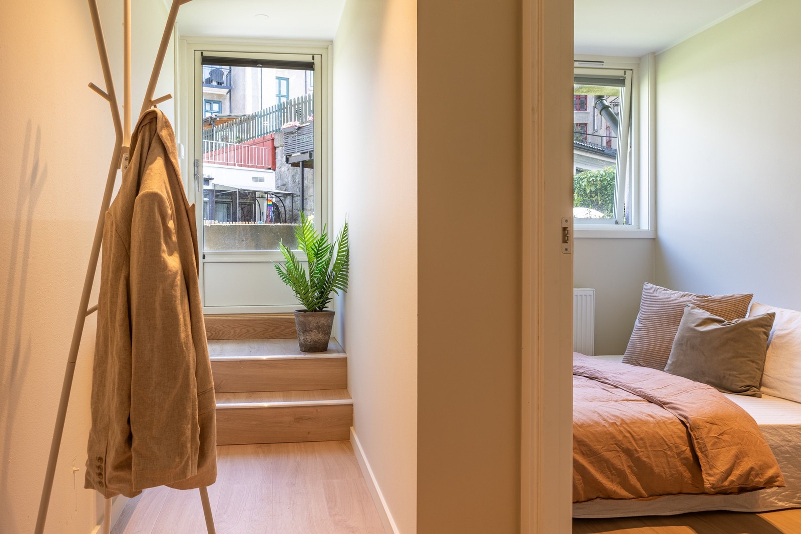 Direkte utgang til bakgården fra leiligheten. Det er kun 4 leiligheter i hele borettslaget som har egen utgang til bakgården. Galleribilde