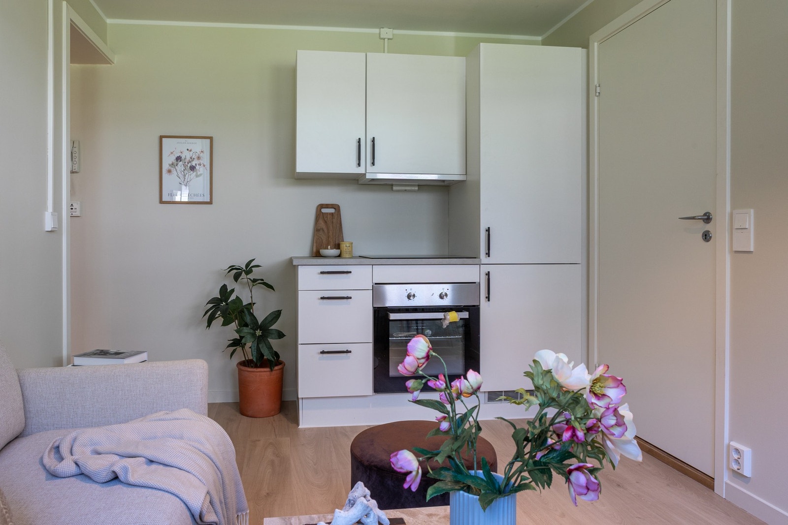 Moderne kjøkken i åpen og sosial løsning mot stuen. Galleribilde