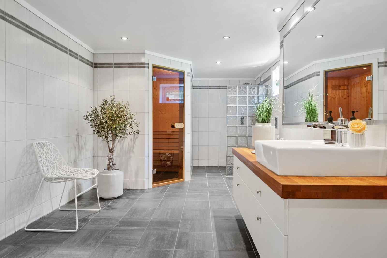 Badet har vegghengt toalett, dusjnisje med dusj fra Grohe og armatur fra Damixa. Galleribilde