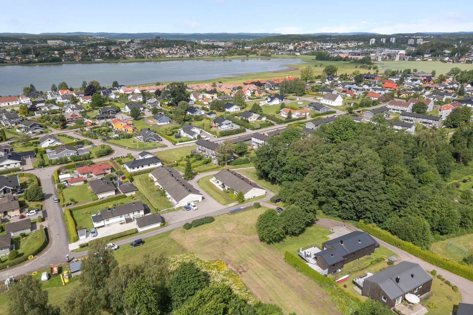 Her bor du fredelig, innerst i blindvei, og med gangavstand til sjøen. Galleribilde