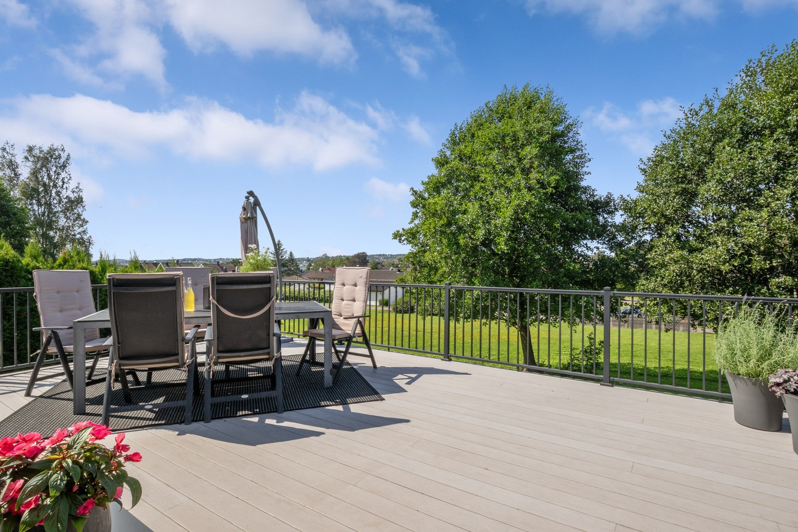 I 2019 ble det lagt nytt terrassedekke fra Azek - en vedlikeholdsfri amerikansk PVC som tåler høytrykksspyling. Galleribilde