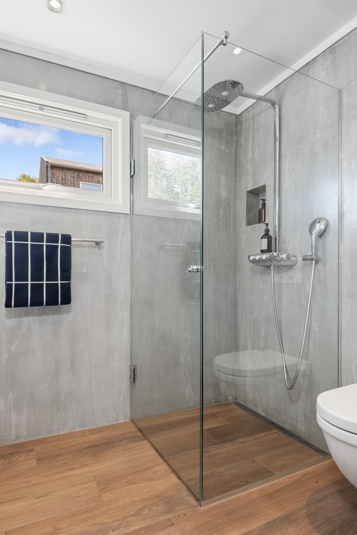 Videre har badet vegghengt toalett, toalettpapirholder fra Vola og dusjhjørne med regnfallsdusj fra Hansgrohe. Galleribilde