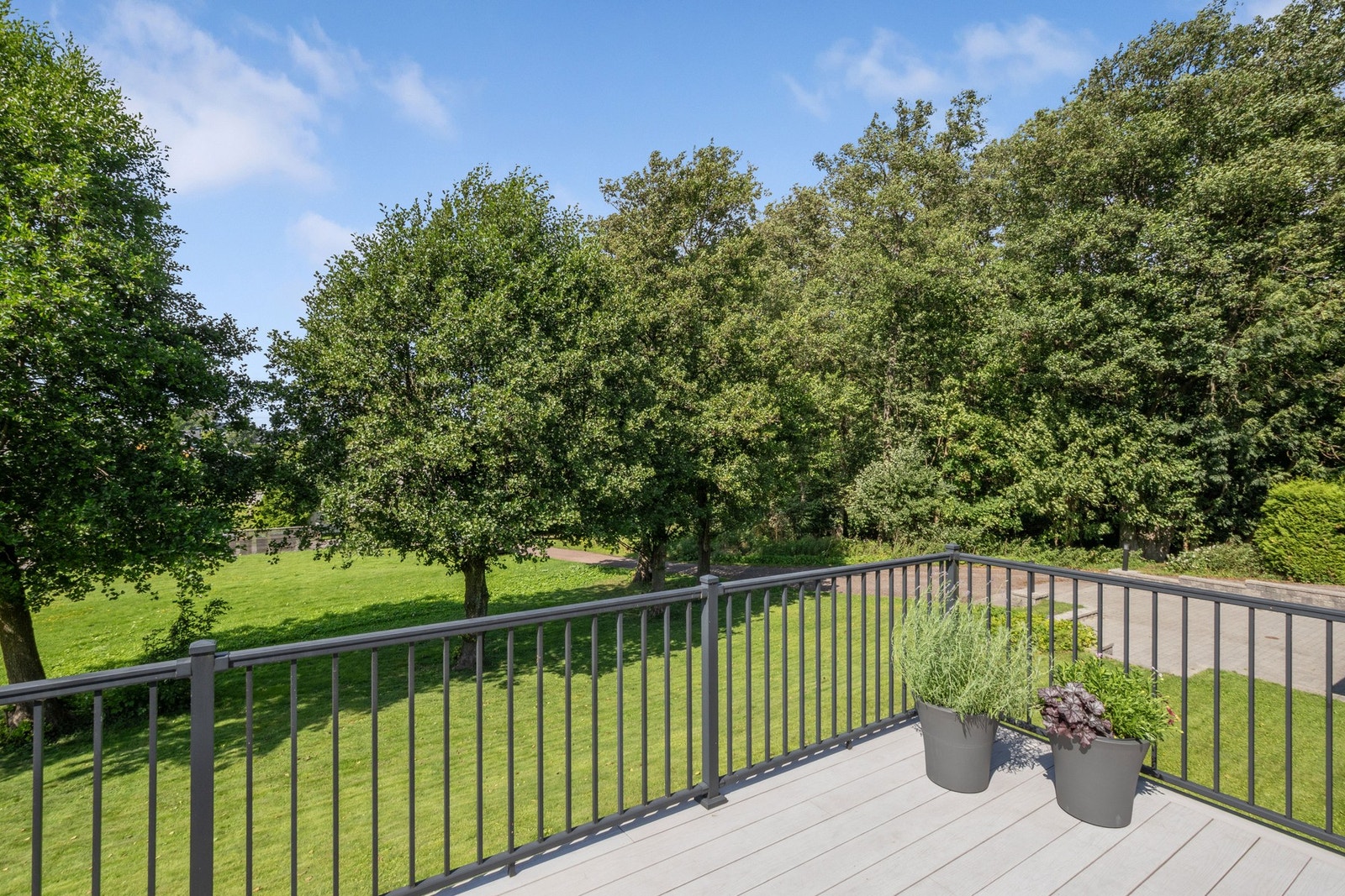 Terrassen er innrammet av rekkverk i sort aluminium, og fasaden er utstyrt med app- og astrostyrt utebelysning. Galleribilde