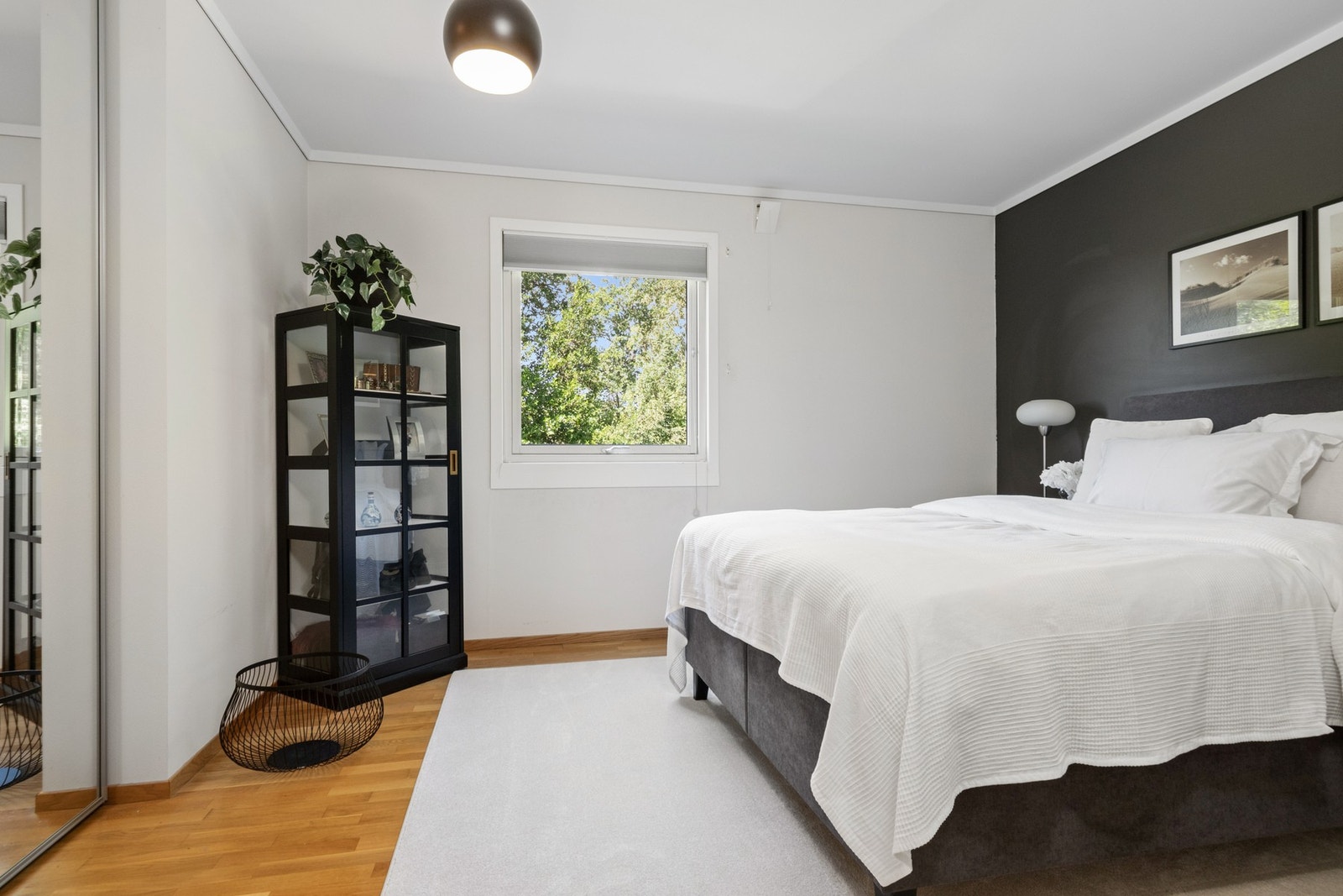 Det er hele fem gode soverom i eneboligen - to i første etasje og tre i underetasjen. Galleribilde