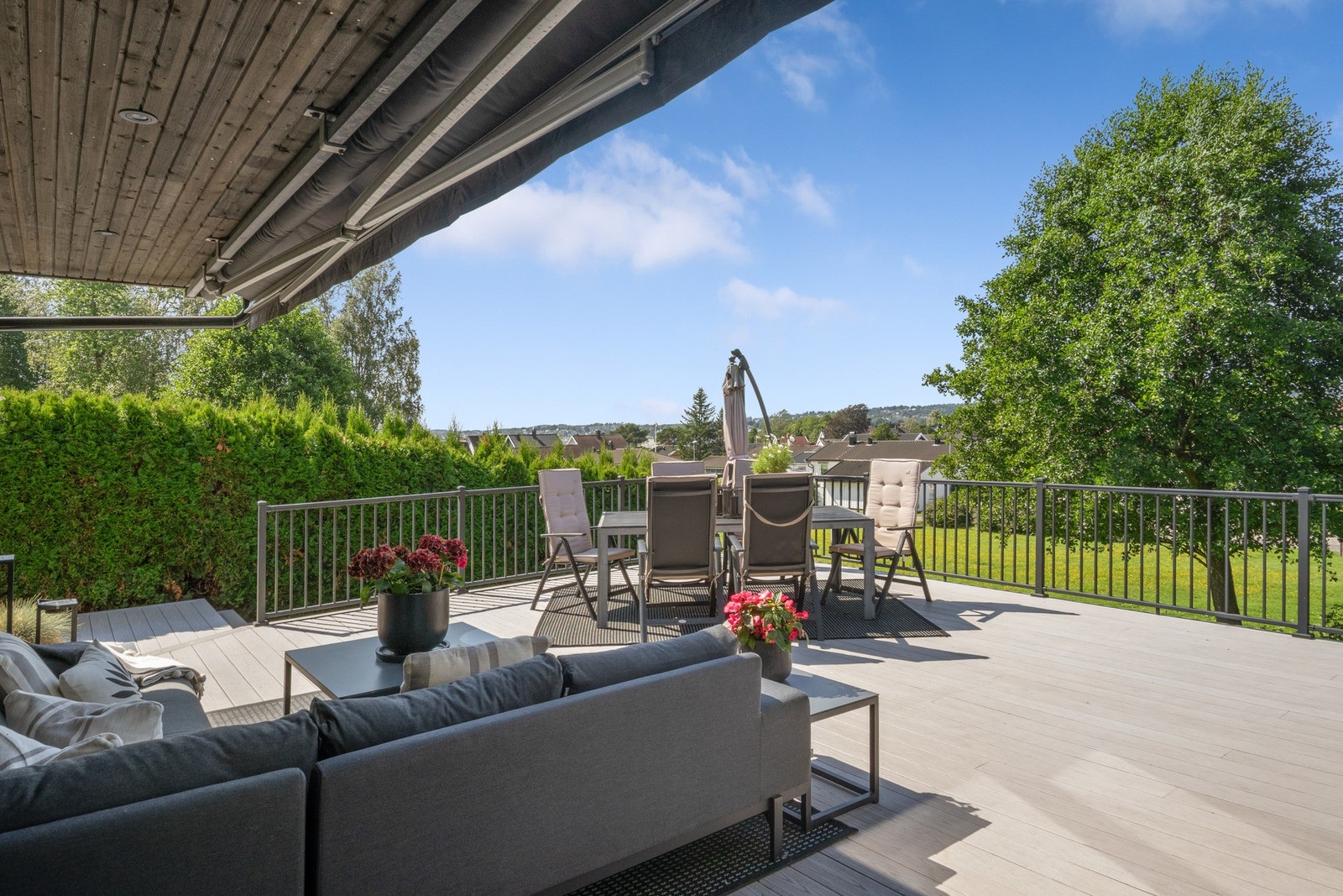 De gode solforholdene utnyttes fullt ut på en sydvestvendt terrasse på ca. 69 kvm med direkte adkomst fra stuen. Galleribilde