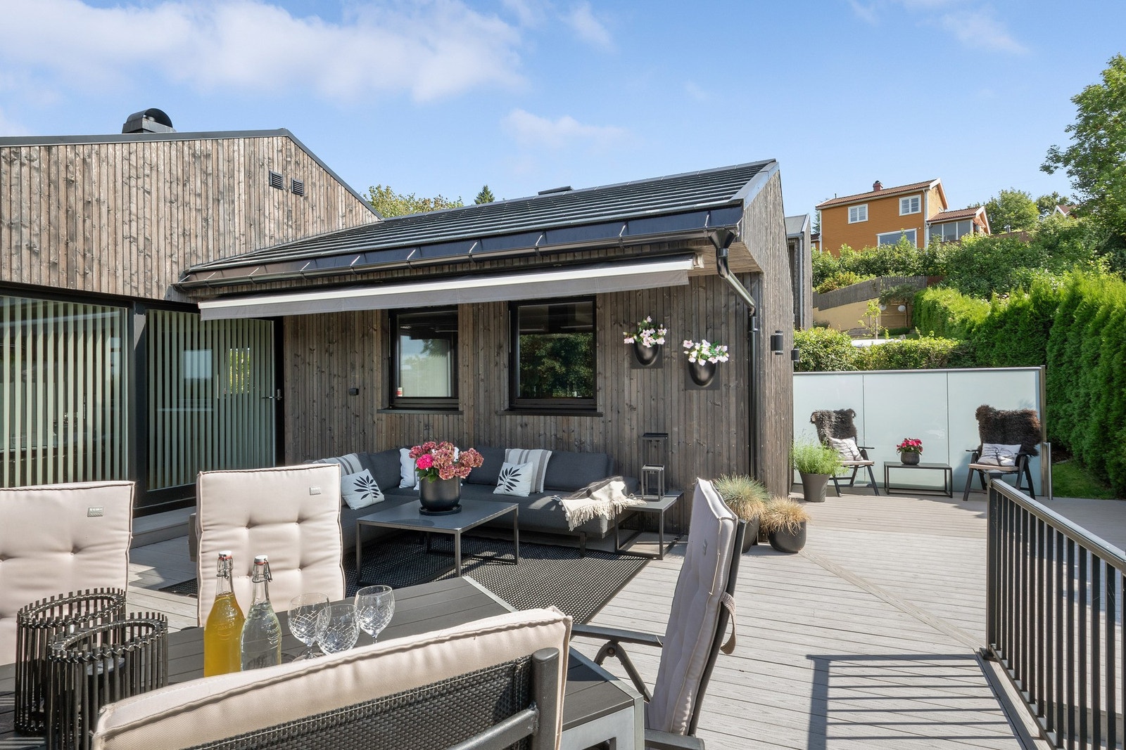 Det er opplegg for jacuzzi på terrassen, med støpt betongbrønn for karet med rør for vannet ut av tomten, og det er lagt opp egen kurs i sikringsskapet. Galleribilde