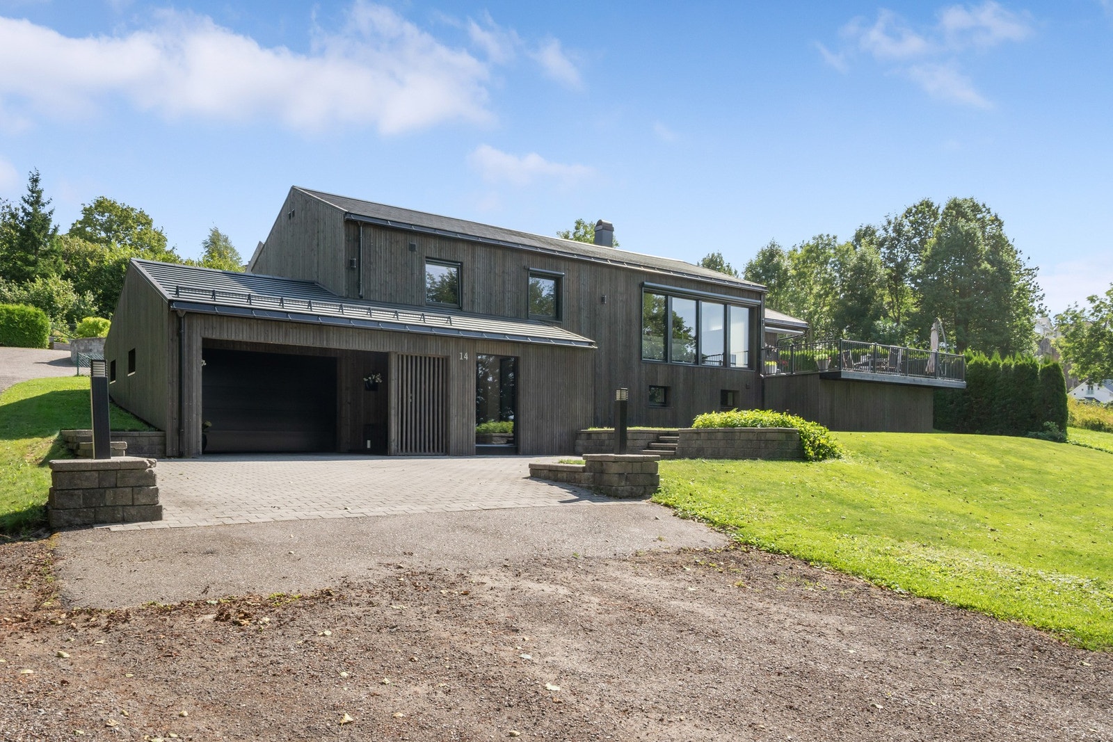 Det er parkering i en tilliggende garasje og på steinbelagt gårdsplass. Galleribilde