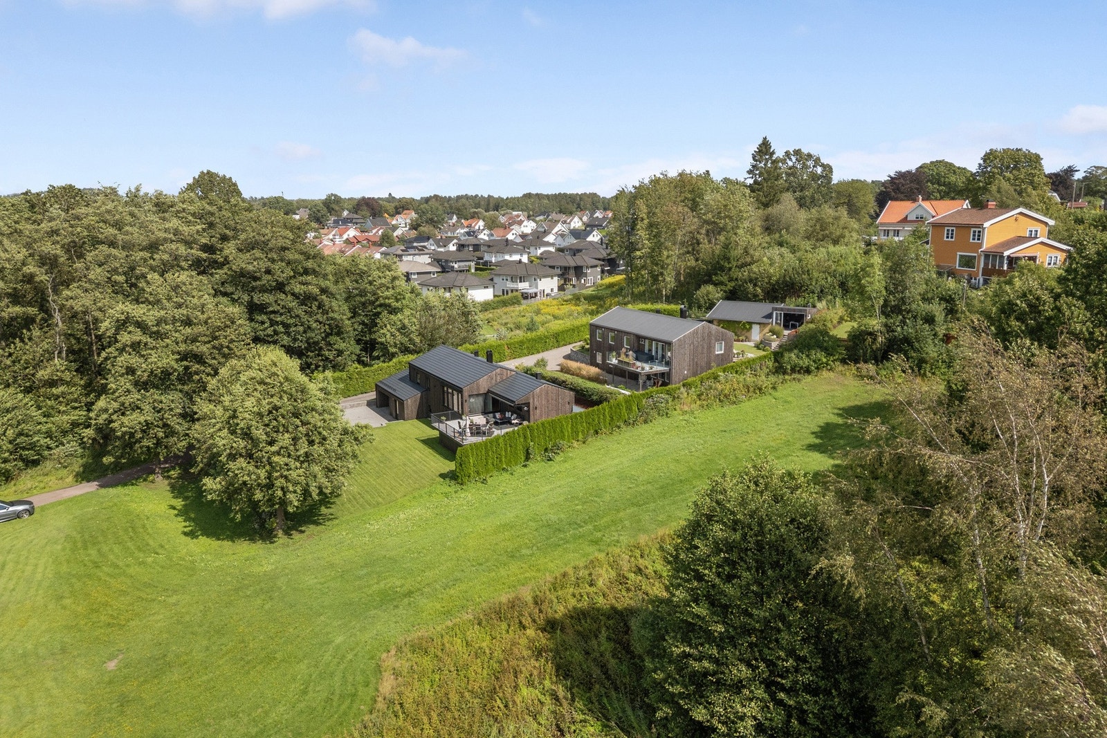 Om vinteren byr bakken på sørsiden av huset på en populær akebakke, mens det på nordsiden ligger en fin fotballslette for lek og aktivitet. Galleribilde