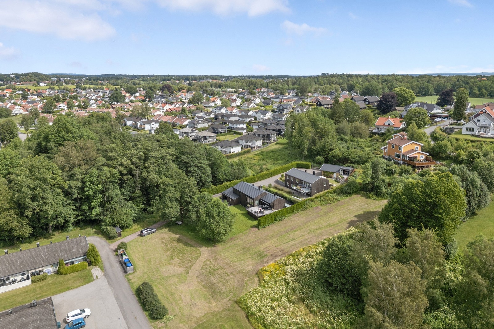 Eiendommen ligger i et rolig og idyllisk boligstrøk på Nedre Råel i Tønsberg kommune. Galleribilde