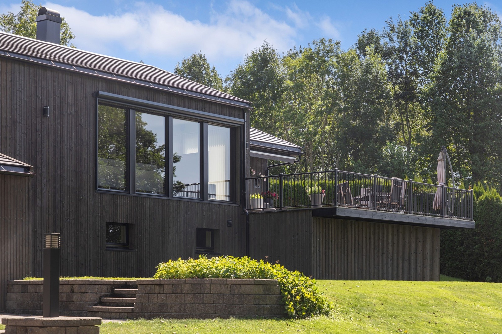 Stuevinduene og vinduet i trappeløpet har motoriserte screens. Galleribilde