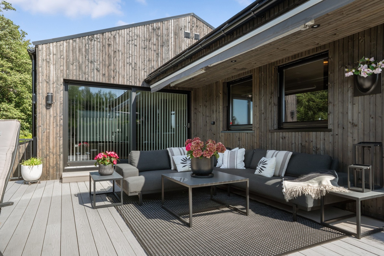 Terrassen har god plass til både grill og utemøbler, og et overbygg med markise gir mulighet for bruk også på regnværsdager. Galleribilde