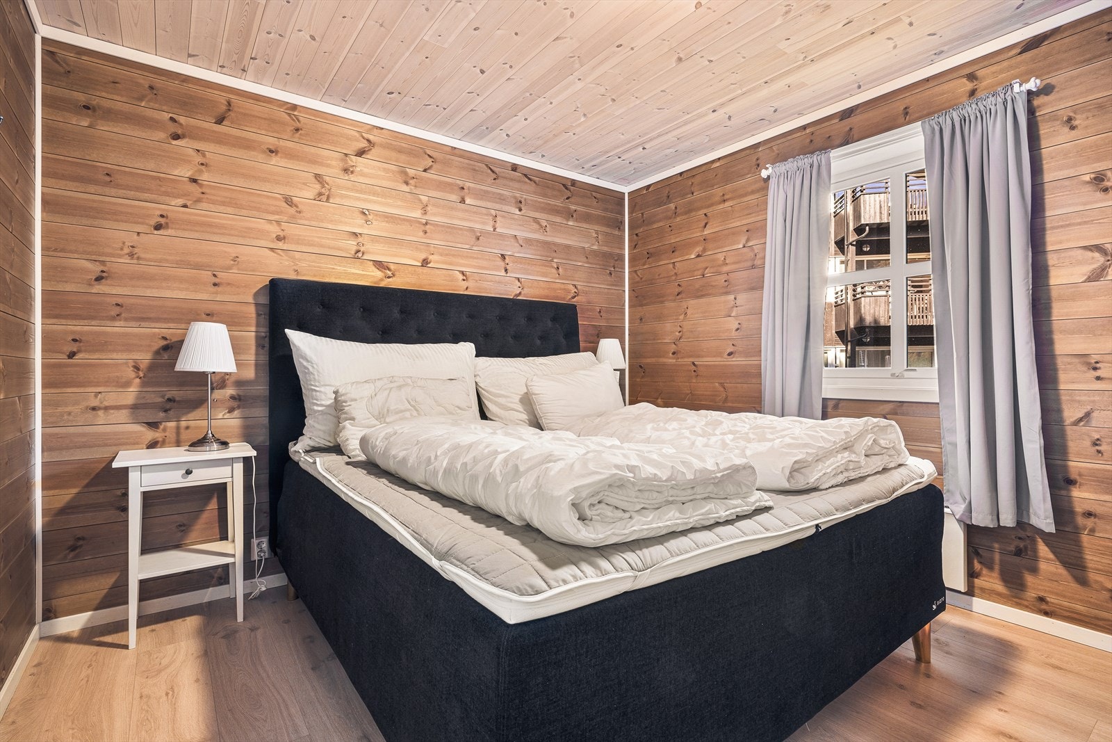 Leiligheten har tre soverom med god plass Galleribilde