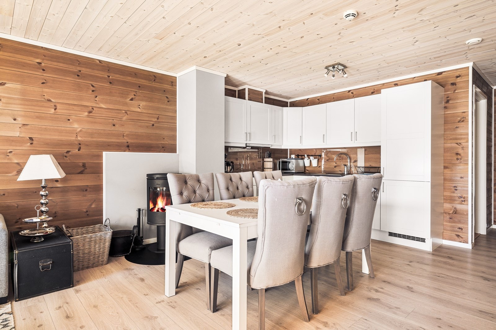 God plass til spisebord og flere sittegrupper Galleribilde