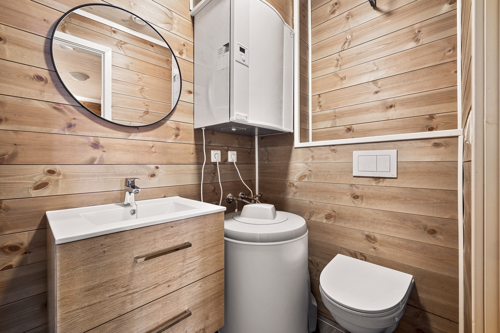 Innvendig bod, innredet som separat toalettrom Galleribilde