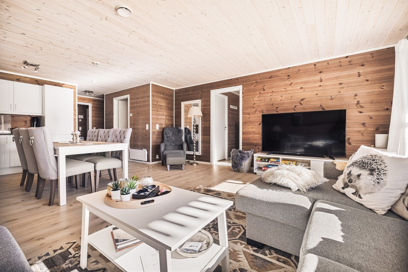 Videre kommer du inn i et åpent stue- og kjøkkenområde som er perfekt for sosiale sammenkomster og avslapning Galleribilde