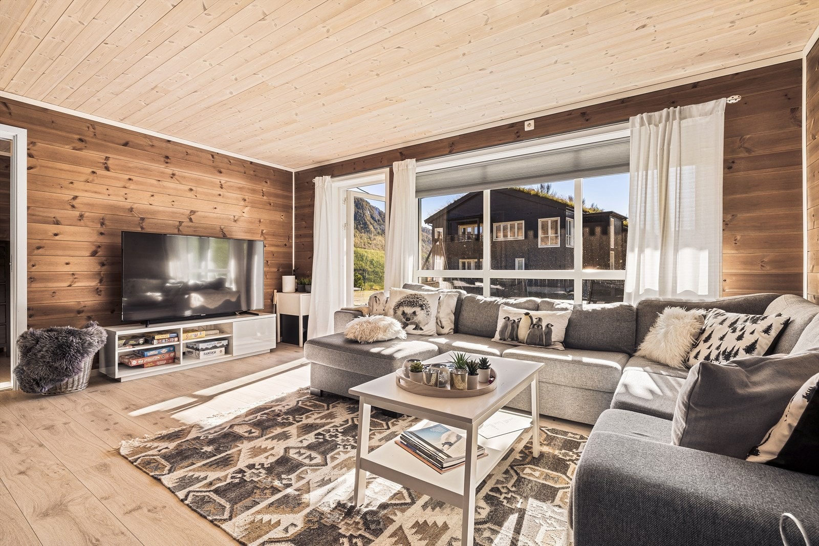 Godt lysinnslipp fra stuevinduene Galleribilde