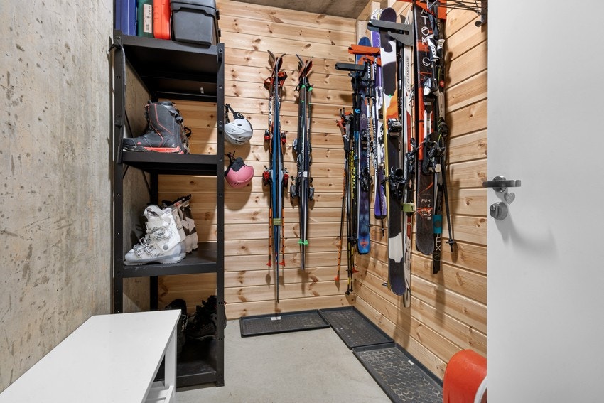 Ekstern bod i felles bodanlegg med god oppbevaringsplass Galleribilde