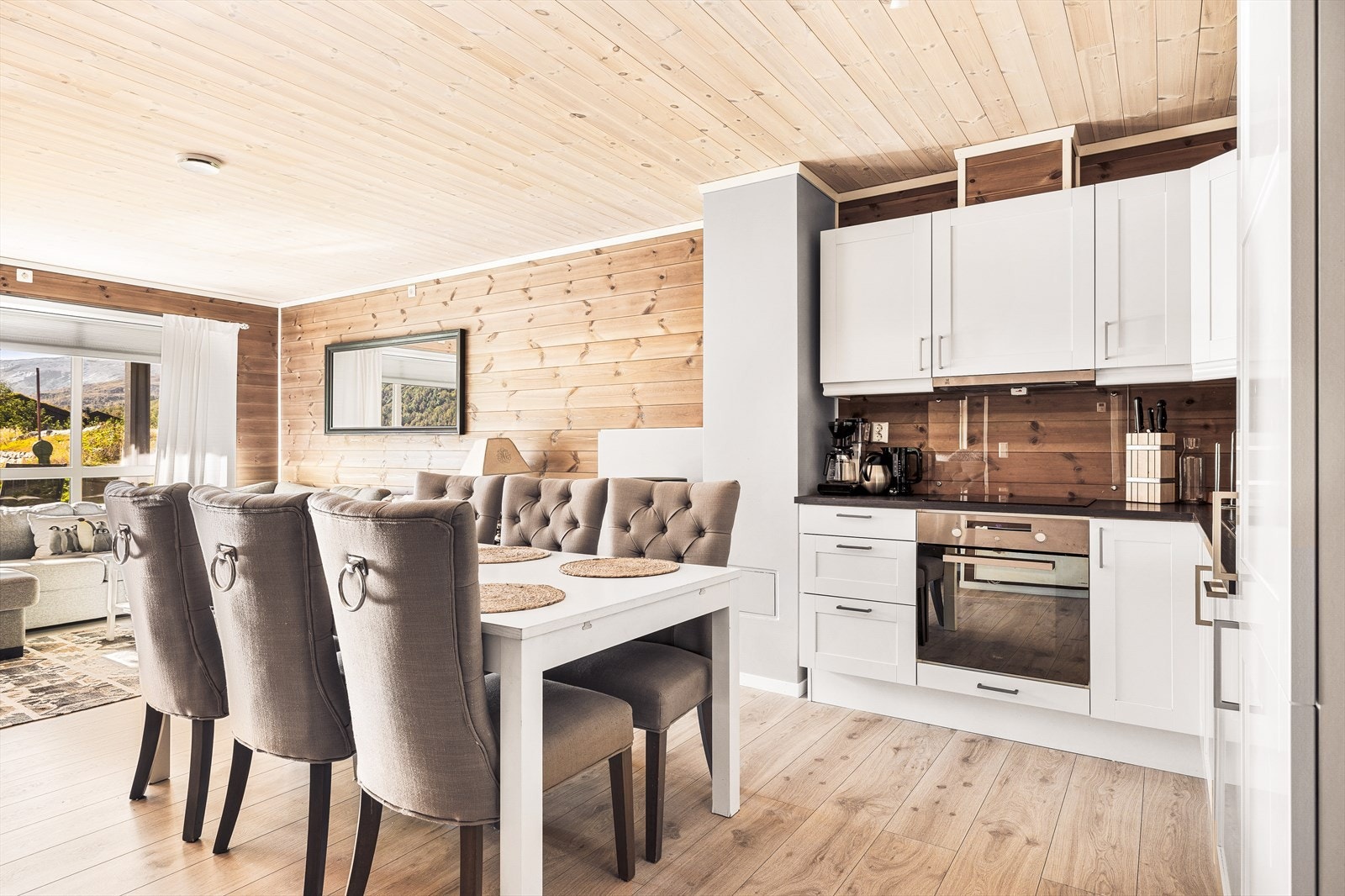 Kjøkkenet er fra kvalitetsleverandøren Sigdal og er utstyrt med integrerte hvitevarer Galleribilde