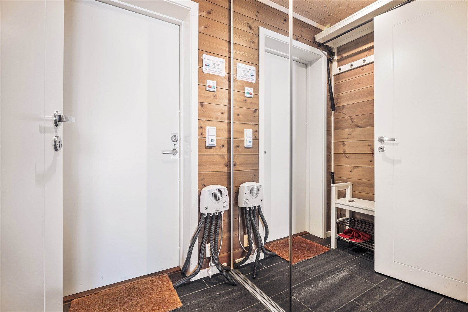 Innbydende entré med flislagt gulv og underliggende varmekabler Galleribilde