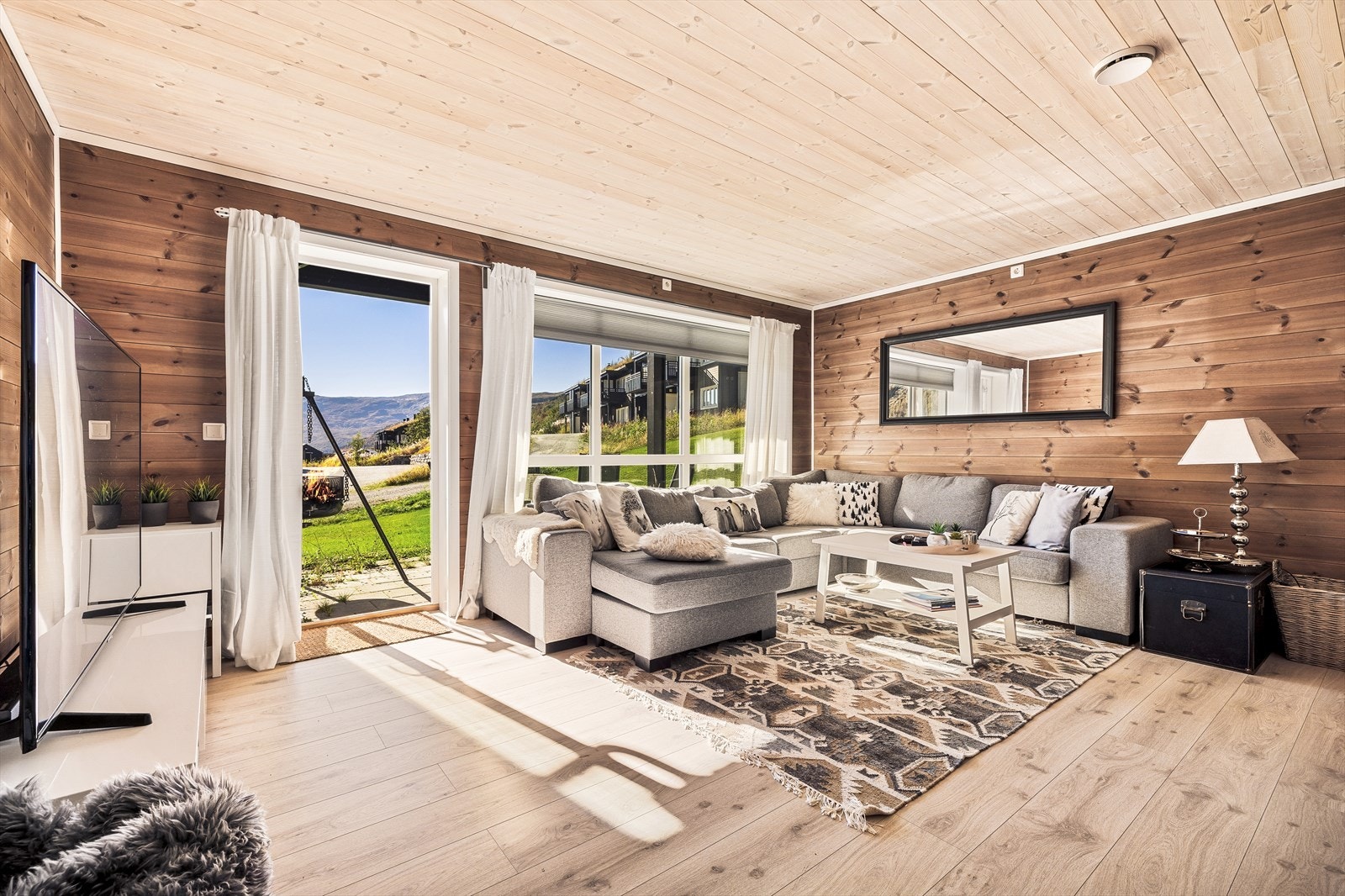 Fra stue er det utgang til terrasseplatting Galleribilde