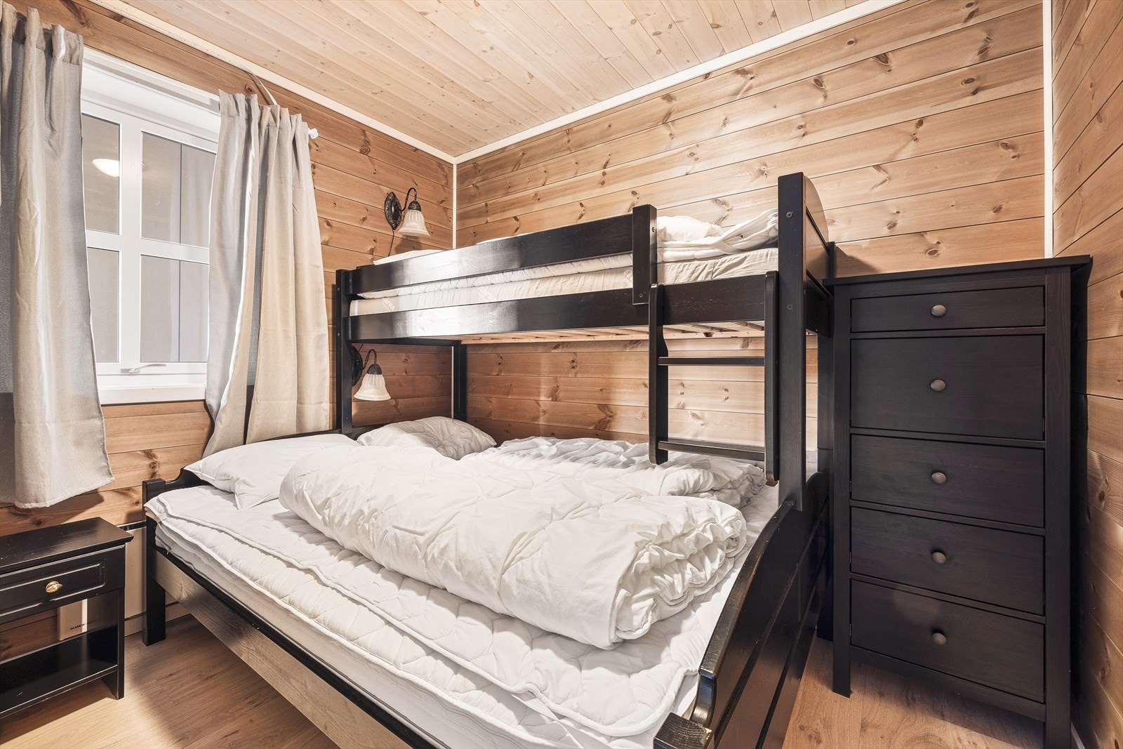 To av soverommene har tilkomst fra gang Galleribilde