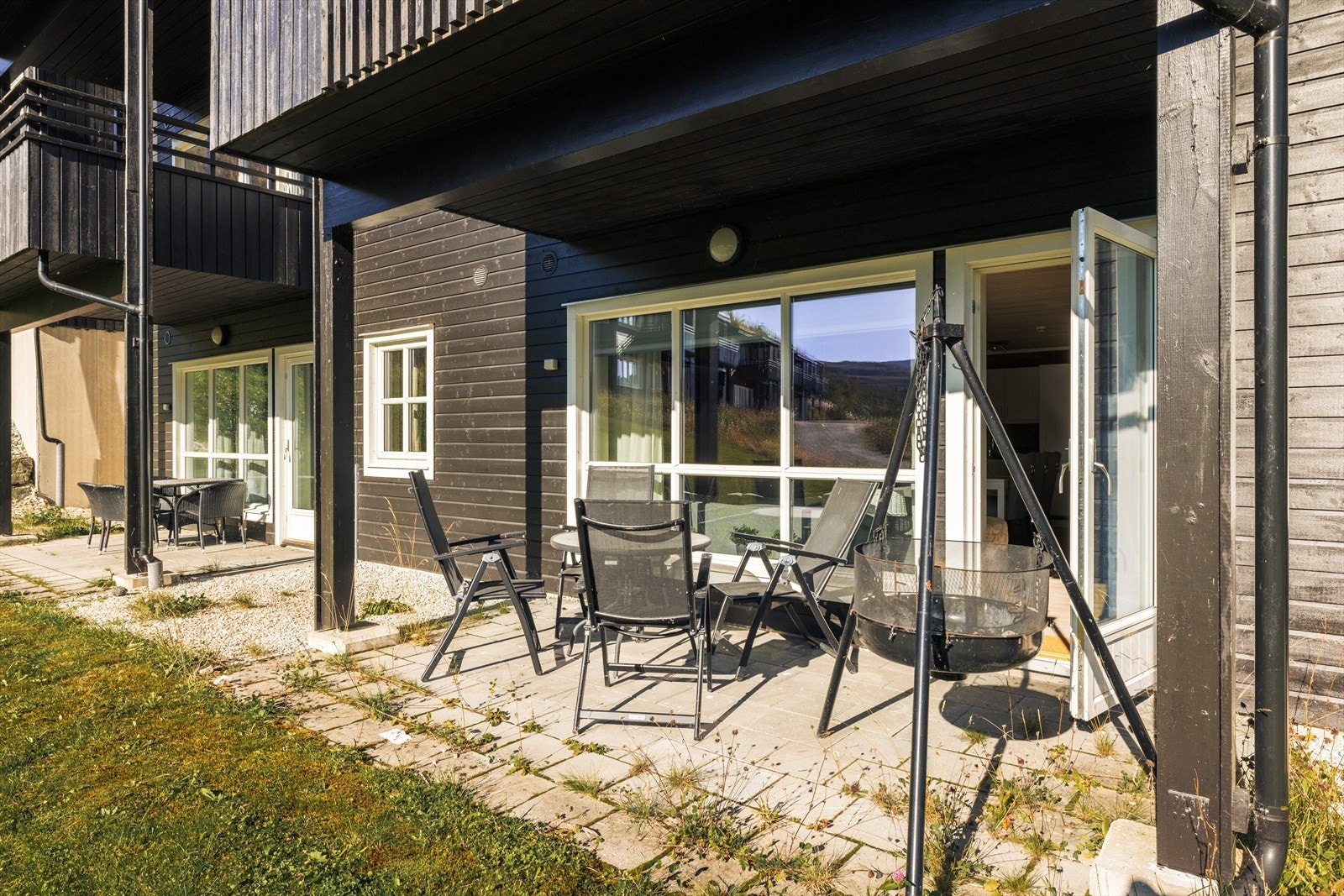 Trivelig platting med betongheller, hvor du kan nyte frisk fjelluft og flott utsikt Galleribilde