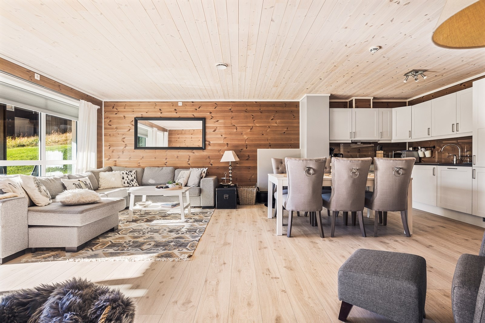 Stuen har også vedovn som skaper en lun atmosfære og gir ekstra varme på kalde vinterdager Galleribilde