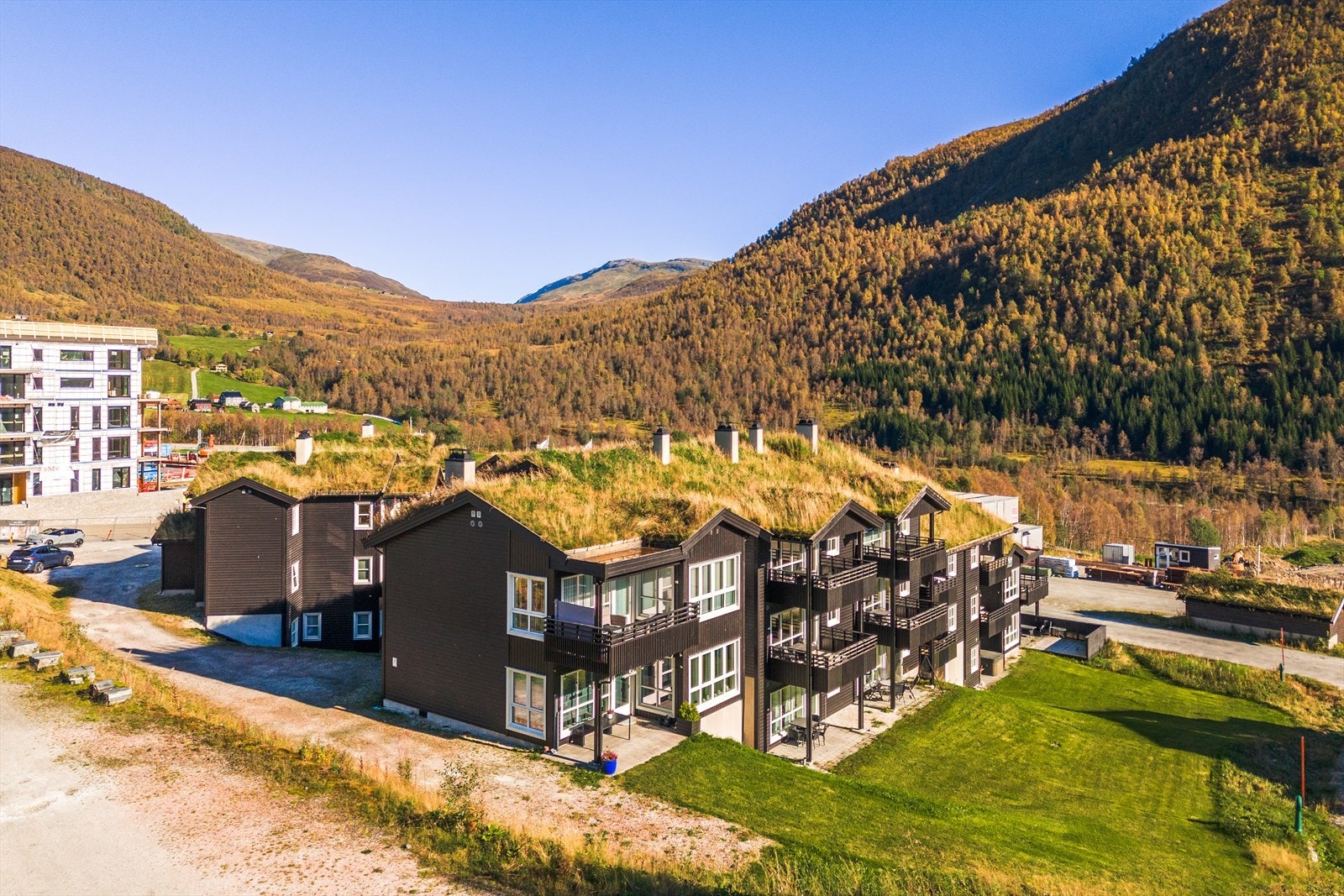 Her har du umiddelbar nærhet til skitrekk, langrennsløyper og sentrumsområdet i fjellandsbyen med spisesteder og butikker Galleribilde