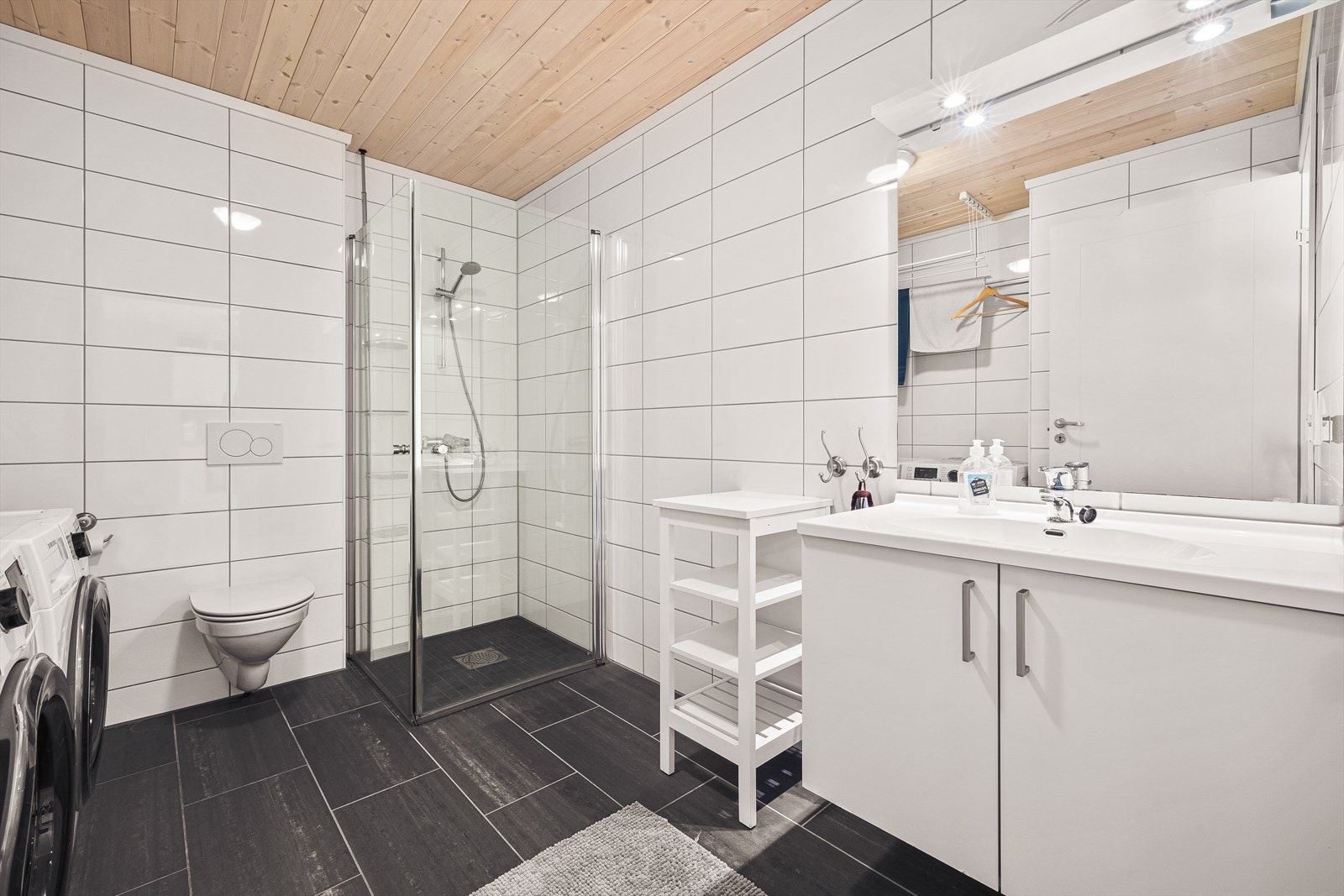 Badet er flislagt på gulv og vegger, og har elektriske varmekabler i gulv Galleribilde