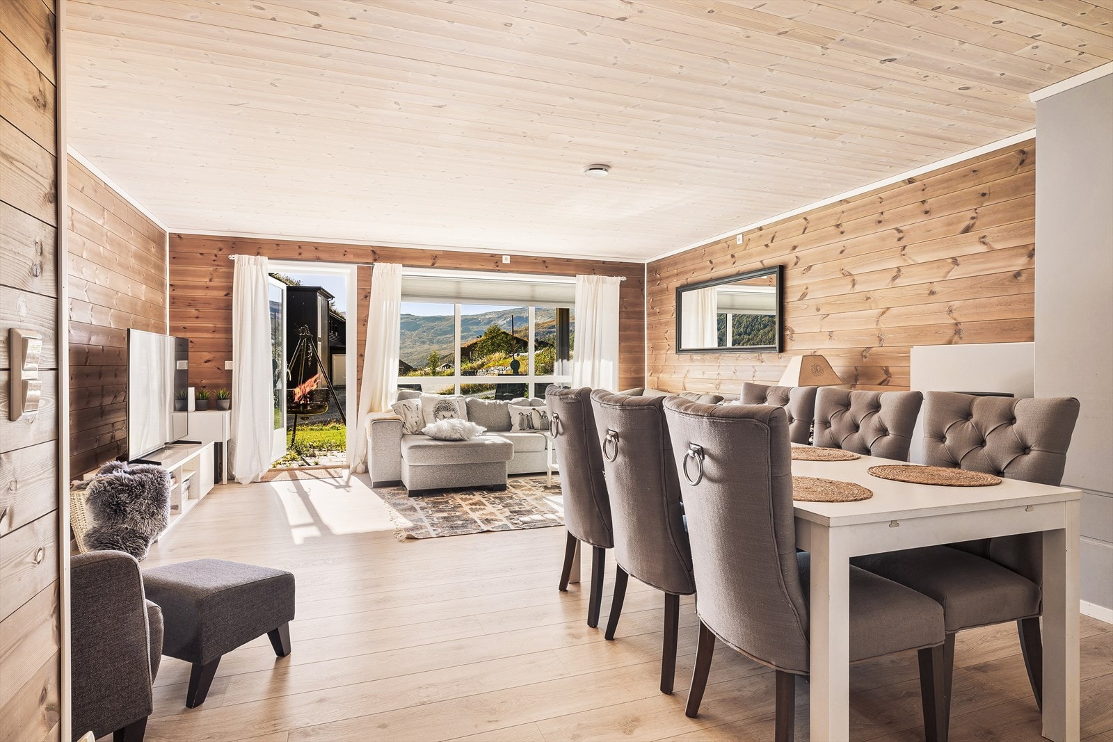 For å gi en gjennomført hyttefølelse har leiligheten laminatgulv i oppholdsrom og soverom, samt trepanel på veggene Galleribilde