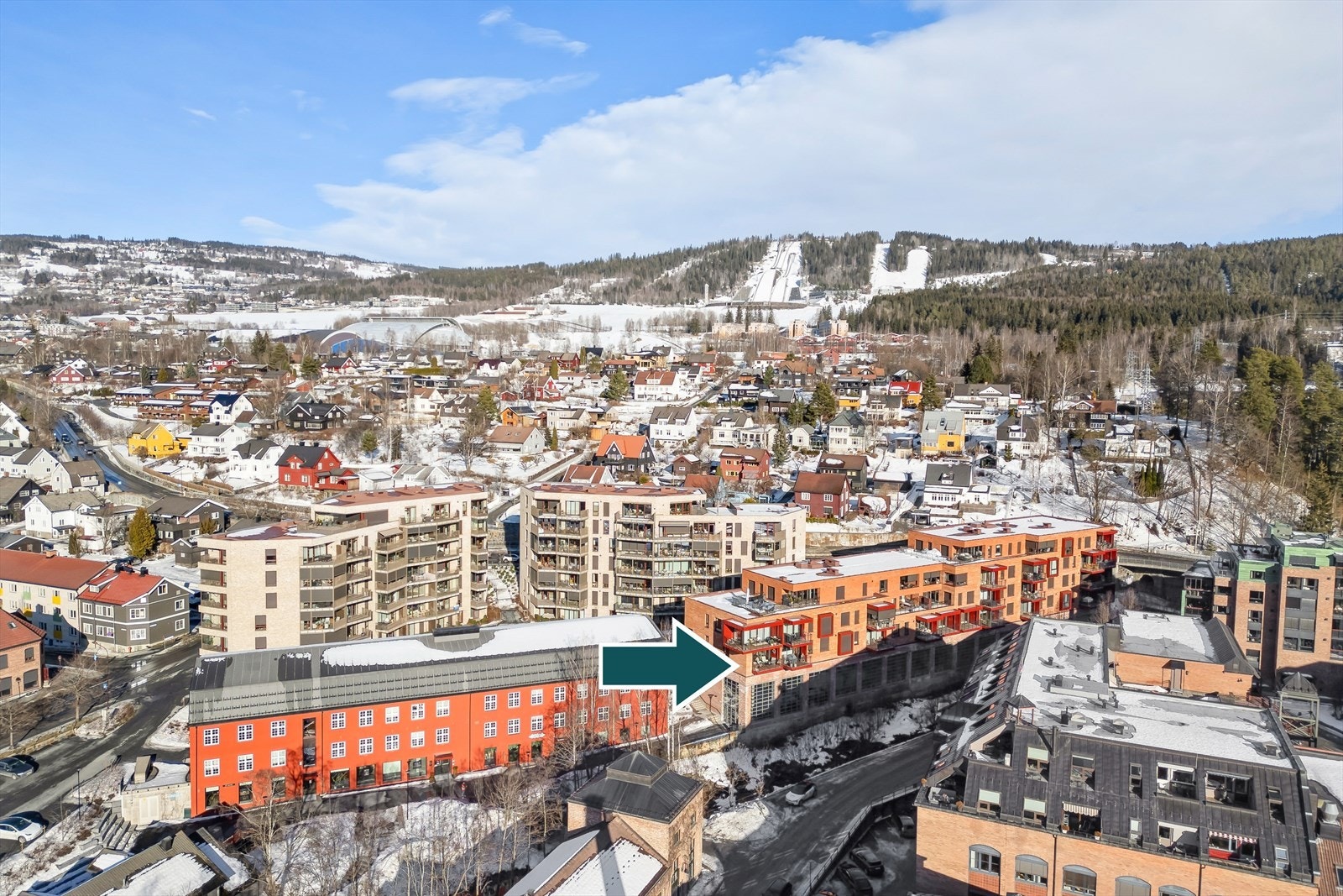 Nordsetervegen 3 er en moderne og attraktiv leilighet beliggende i populære Mesnakvartalet, i Lillehammer sentrum. Galleribilde