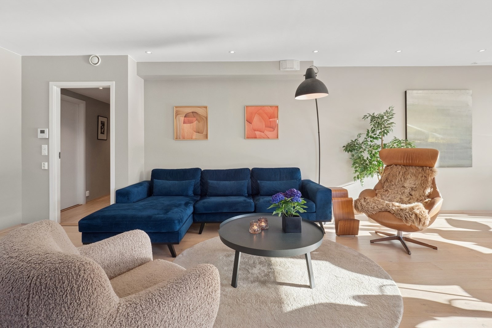 Gode kvaliteter, moderne innredninger og delikate fargevalg er gjennomgående i hele leiligheten. Galleribilde